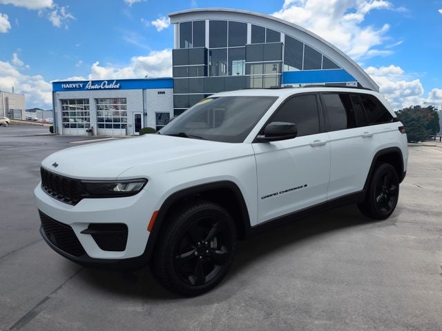 2023 Jeep Grand Cherokee Altitude X in Bright White Clearcoat — front three-quarter view