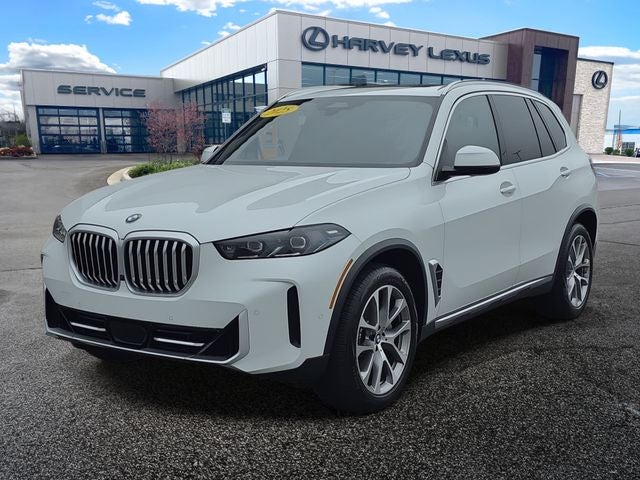 2025 BMW X5 xDrive40i in Mineral White Metallic — front three-quarter view