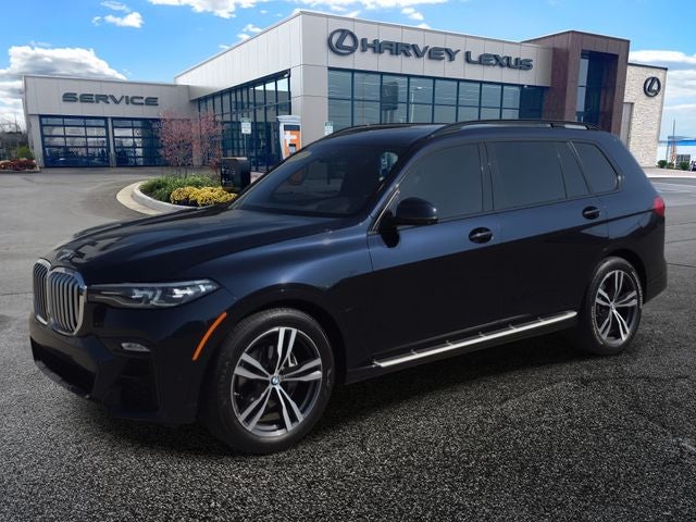 2022 BMW X7 xDrive40i in Carbon Black Metallic — front three-quarter view